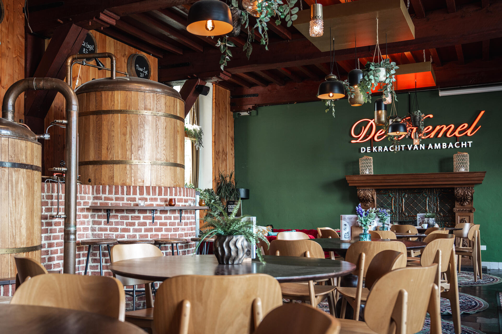 De houten brouwkuipen naast het café van De Hemel